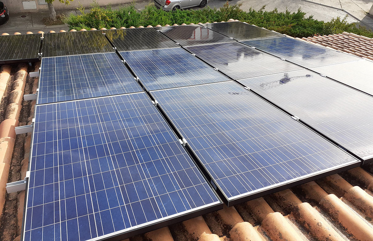 Différentes installations de panneaux photovoltaïques entretenus par nos soins